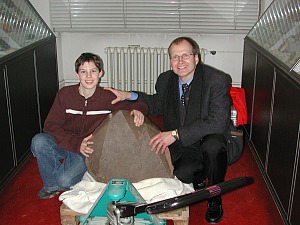 Der Bergkristall bei der Anlieferung mit den Sponsoren