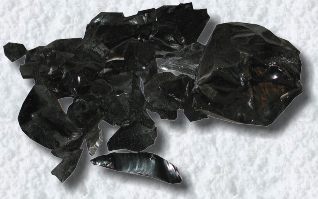 Südamerikanischer Obsidian als Rohmaterial (Kernstein) für Werkzeuge